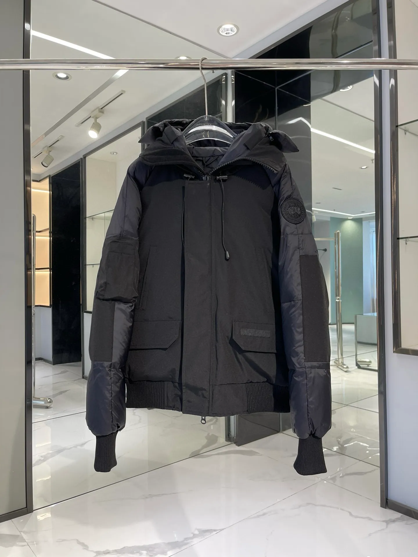 P900 Big Goose Soft Sleeve Short Bomber Jacket Canada Goose Canada Goose Chilliwack Series Solid Color Hooded Fitted Long Sleeve Down Jacket Paradigm Series Down Jacket Short Big Goose Soft Sleeve Down Jacket White The inner straps make the jacket easy to carry on the shoulders, freeing your hands. Special features: light, thick, handsome Size xs-xxl Color black, white